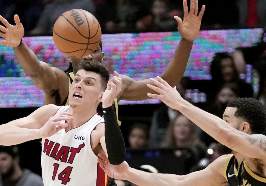 Баскетбол. NBA. Хьюстон Рокетс — Майами Хит. Прогноз: Фора 1 (+6)