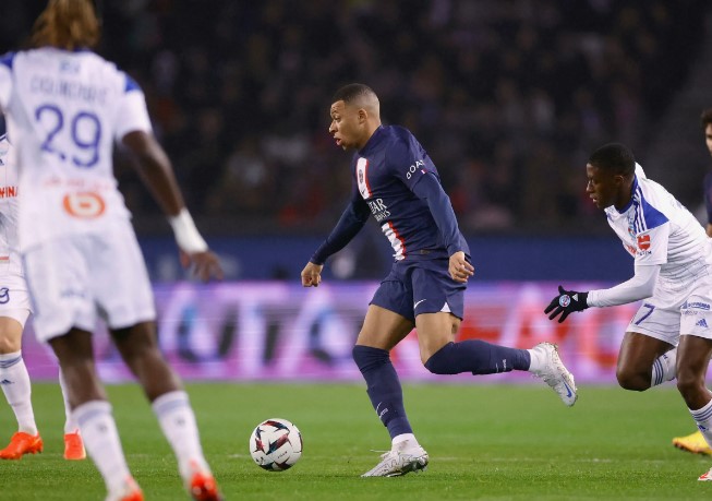 Футбол. Чемпионат Франции. Первая лига. Страсбург - ПСЖ. Прогноз: Тотал (2,5) Б