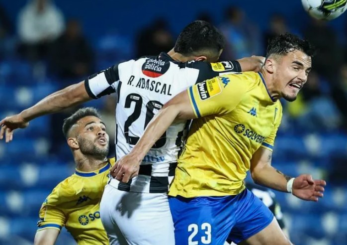 Футбол. Португалия. Риу-Аве - Эшторил. Прогноз: Тотал (3) М