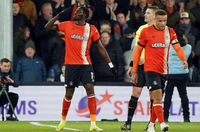 Футбол. Англия. Ньюкасл - Лутон Таун. Прогноз: Тотал (2.5) Б