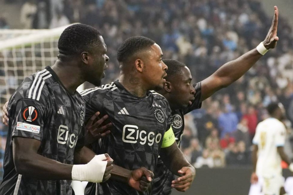 Футбол. Европа • Лига Европы. Аякс - АЕК (Афины). Прогноз: П1