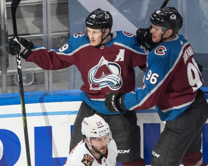 Хоккей. НХЛ. Колорадо - Аризона. Прогноз: Фора 2 (+2.5)