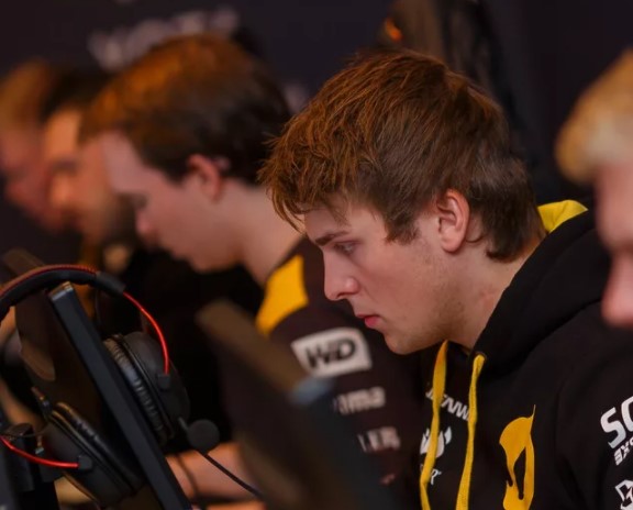 CS:GO. ECSTATIC vs Dignitas. Прогноз: Тотал карт (2.5) Б