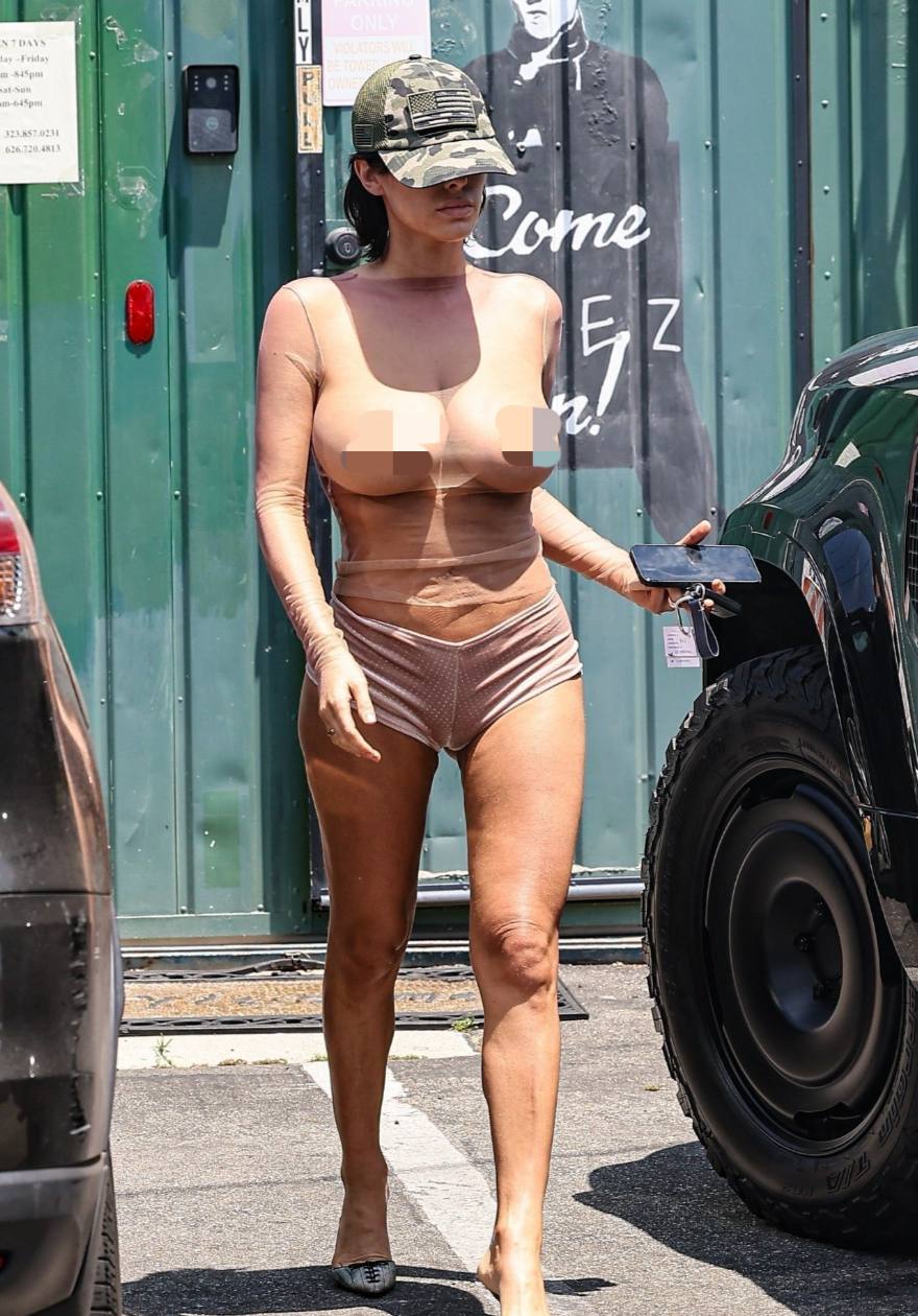 Бьянка вышла на улицу в абсолютно прозрачном топе