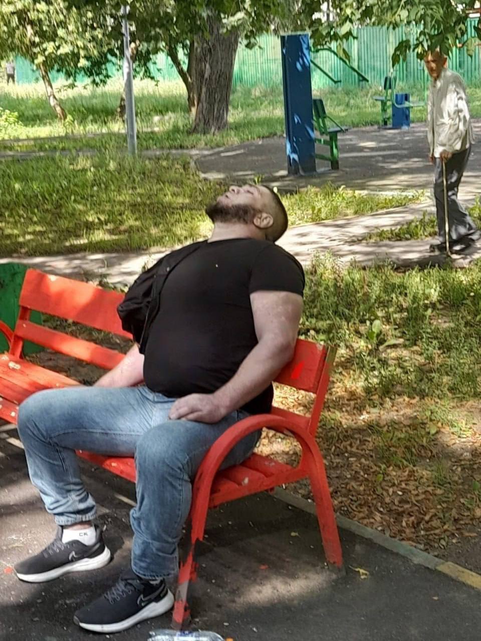 Два дагестанца наширялись наркотиков прям на детской площадке в Москве