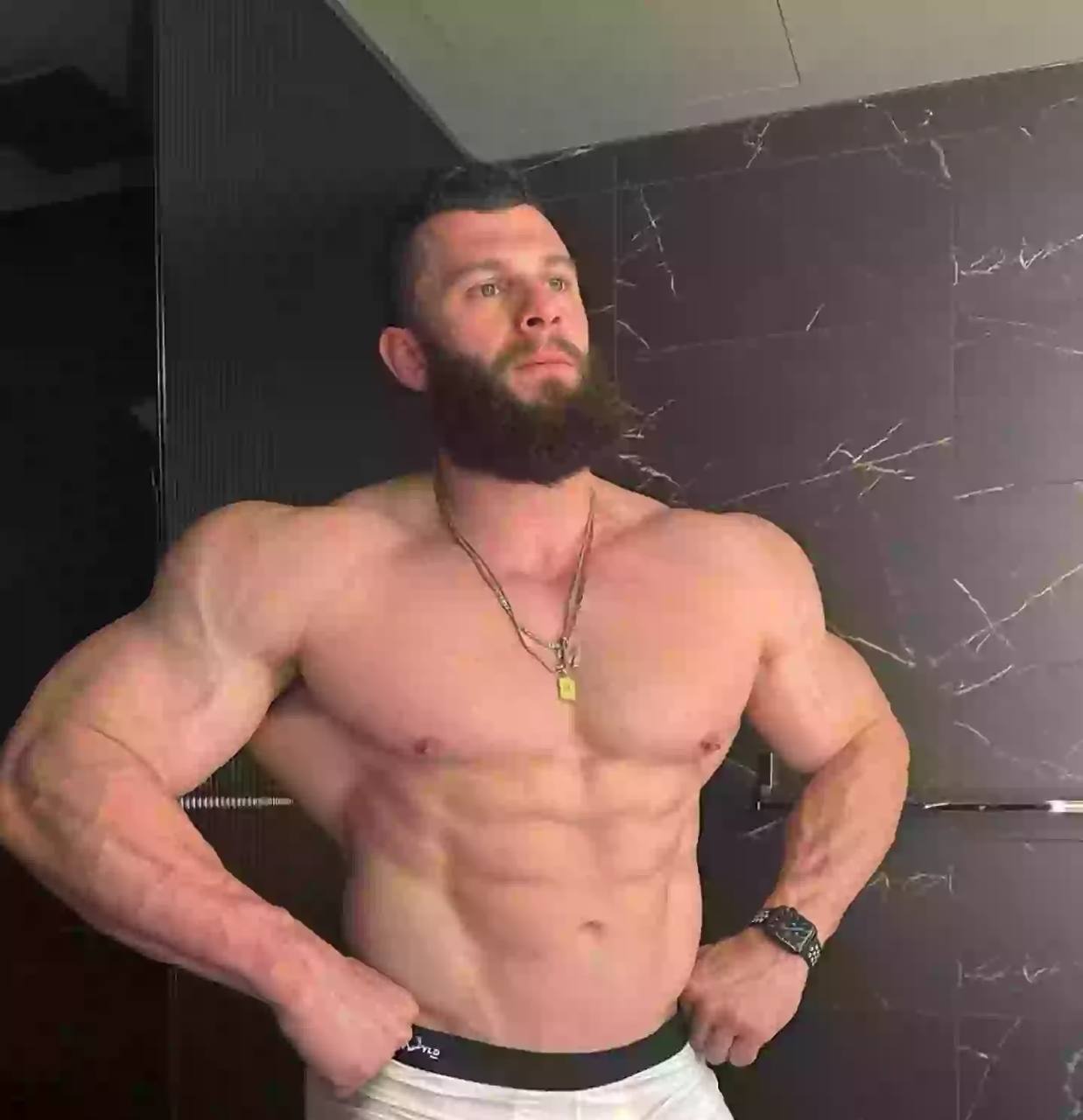 Австралиец зарабатывает по 2,2 миллиона рублей на своём пердеже в OnlyFans