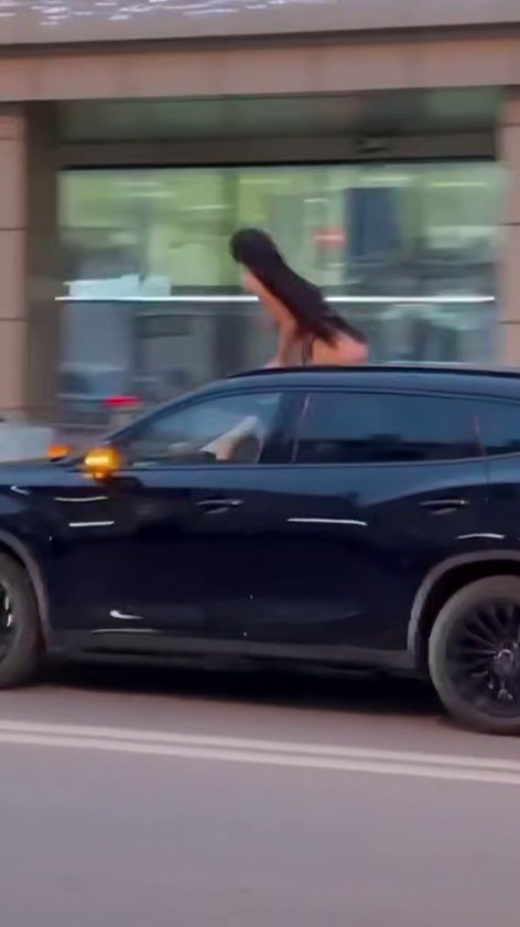 Пьяная замужняя астраханка без ливчика вылезла из люка автомобиля своего любовника.