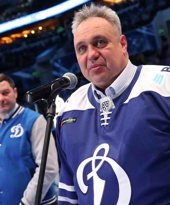 «Хоккейная легенда» мастурбировал у детской библиотеки.. пздц