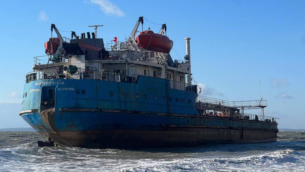 «Самый гуманный» Суд оштрафовал владельца танкера «Волгонефть-212» на 30 тысяч рублей за разлив мазута!