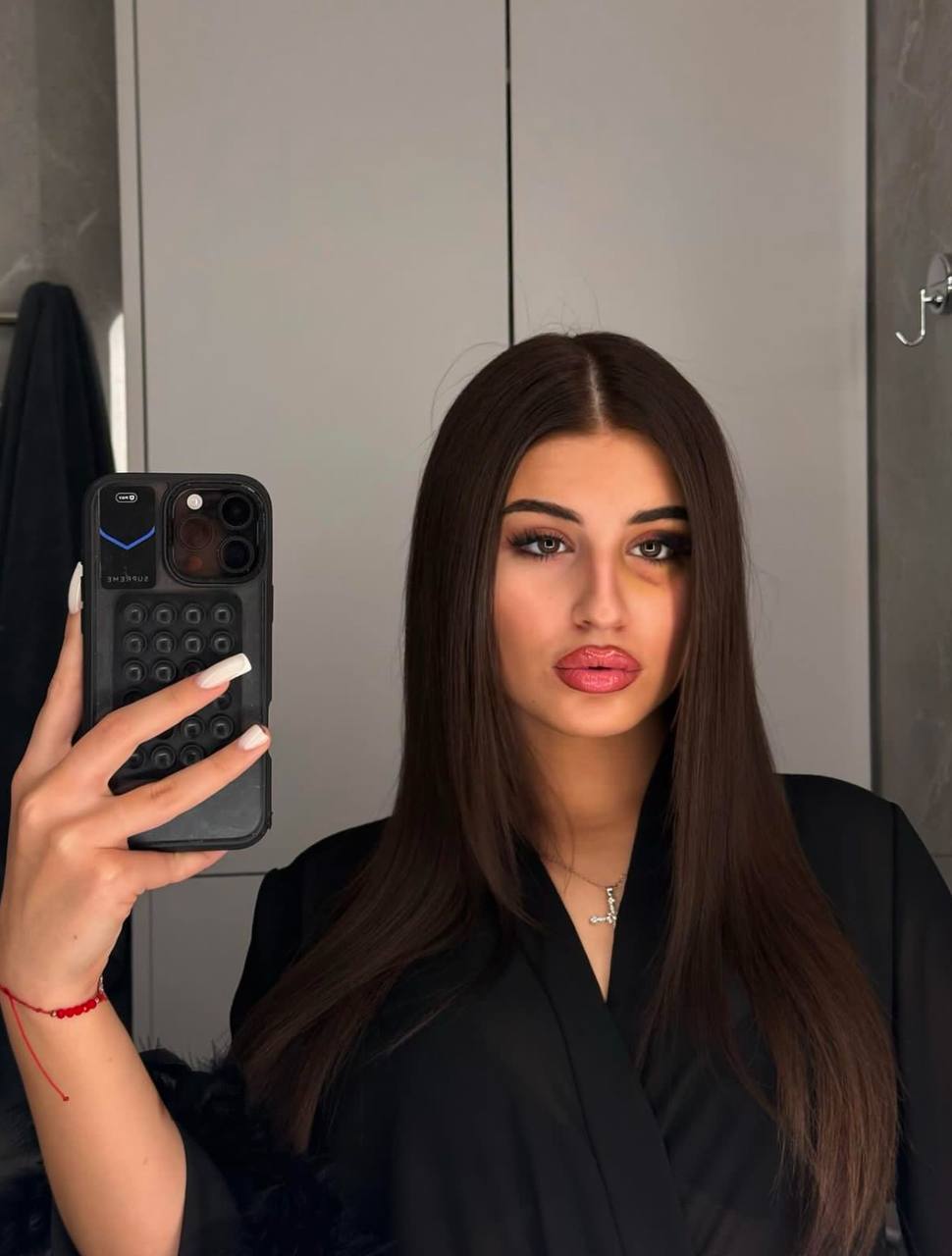 Госпожа Эвелин потихоньку восстанавливается после аварии и уже пробует макияж