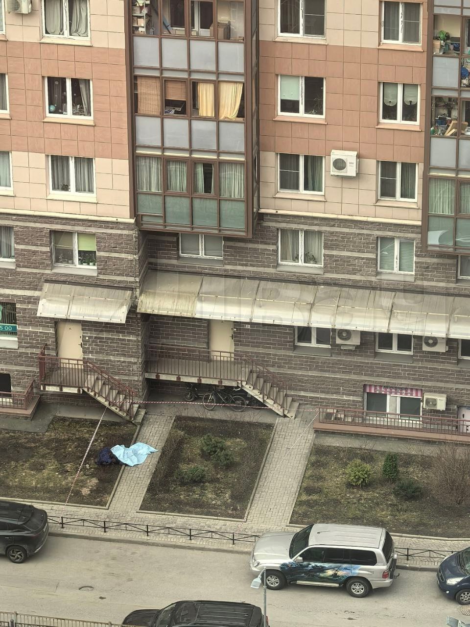 19-летний питерский стример выпал из окна своей комнаты прямо во время трансляции: он был пьян