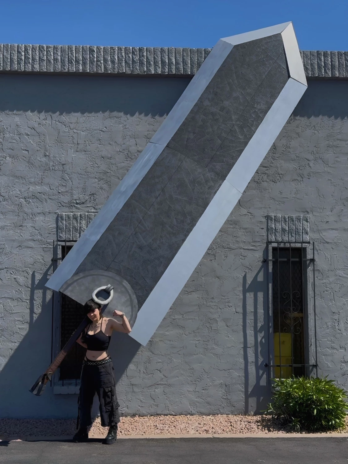 Фанатка «Берсерка» воссоздала легендарный меч Гатса в реальной жизни.