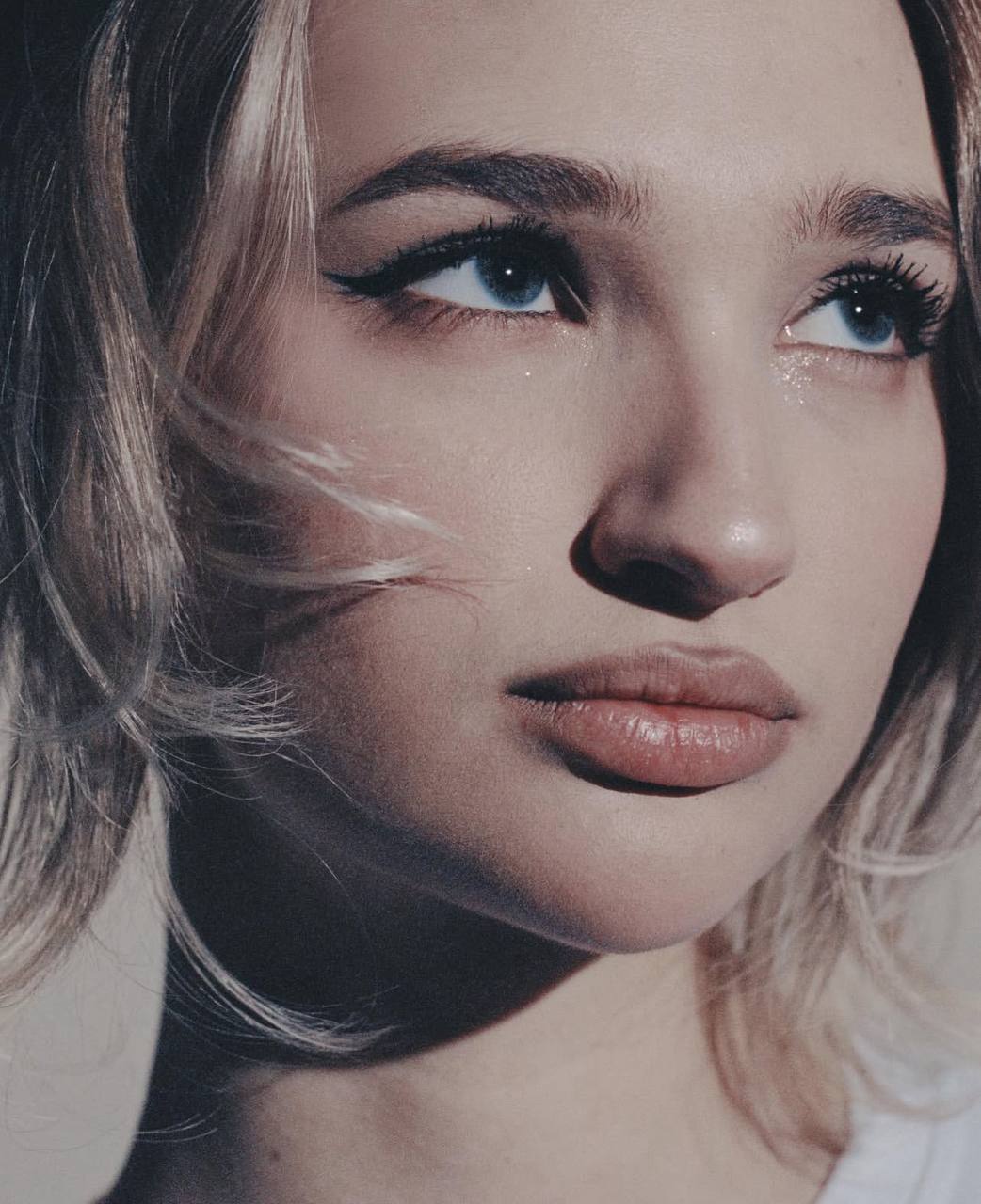 Лиза Анохина празднует сегодня свой День Рождения, ей исполняется 18 лет