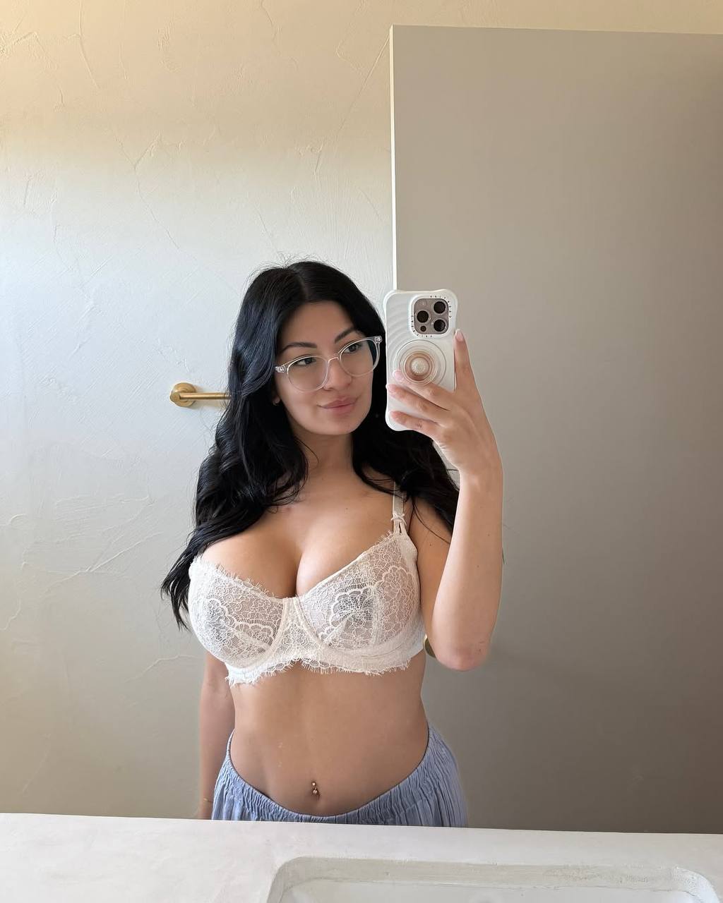 Кэми Стрелла: онлифанщица, решившая помочь девственникам обрести уверенность