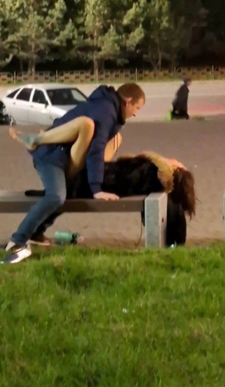 В Красноярском крае прохожий изнасиловал бухую девушку, которая спала на лавке.