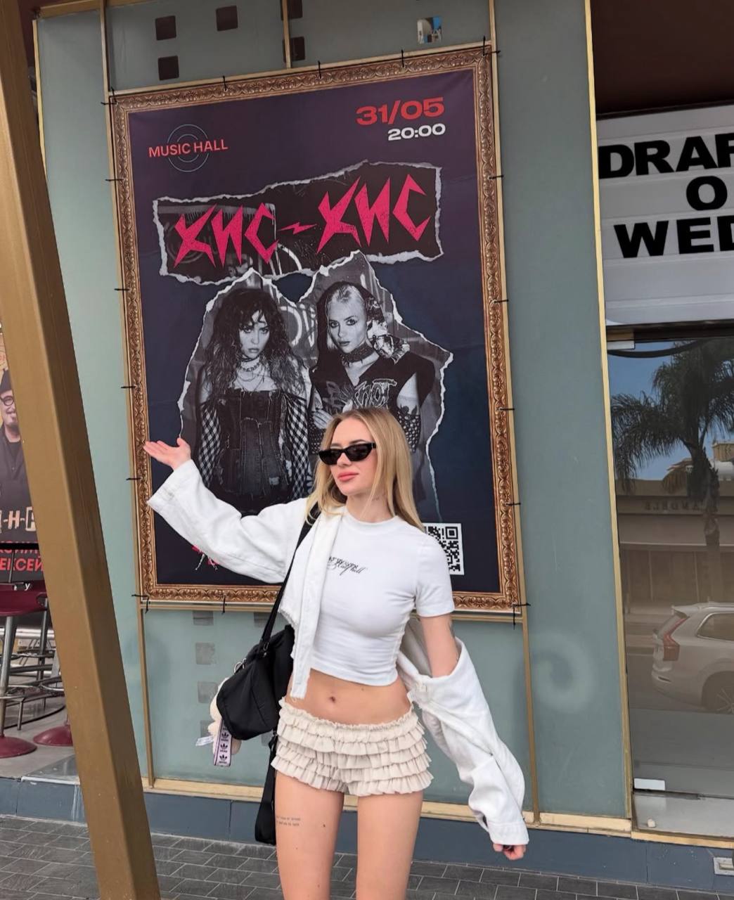 Новые фотки от участницы популярной муз группы 