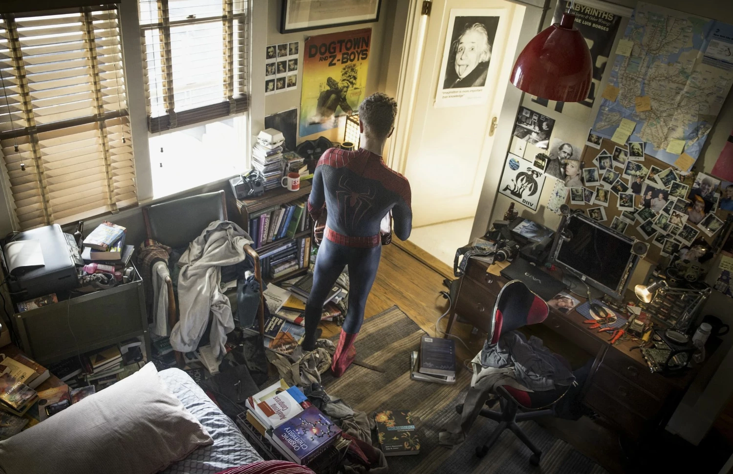 Человек-Паук проник в квартиру к певице Доре в Москве