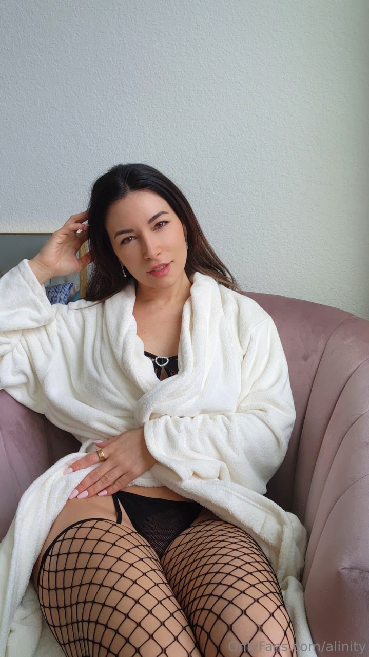 Слив стримерши Alinity