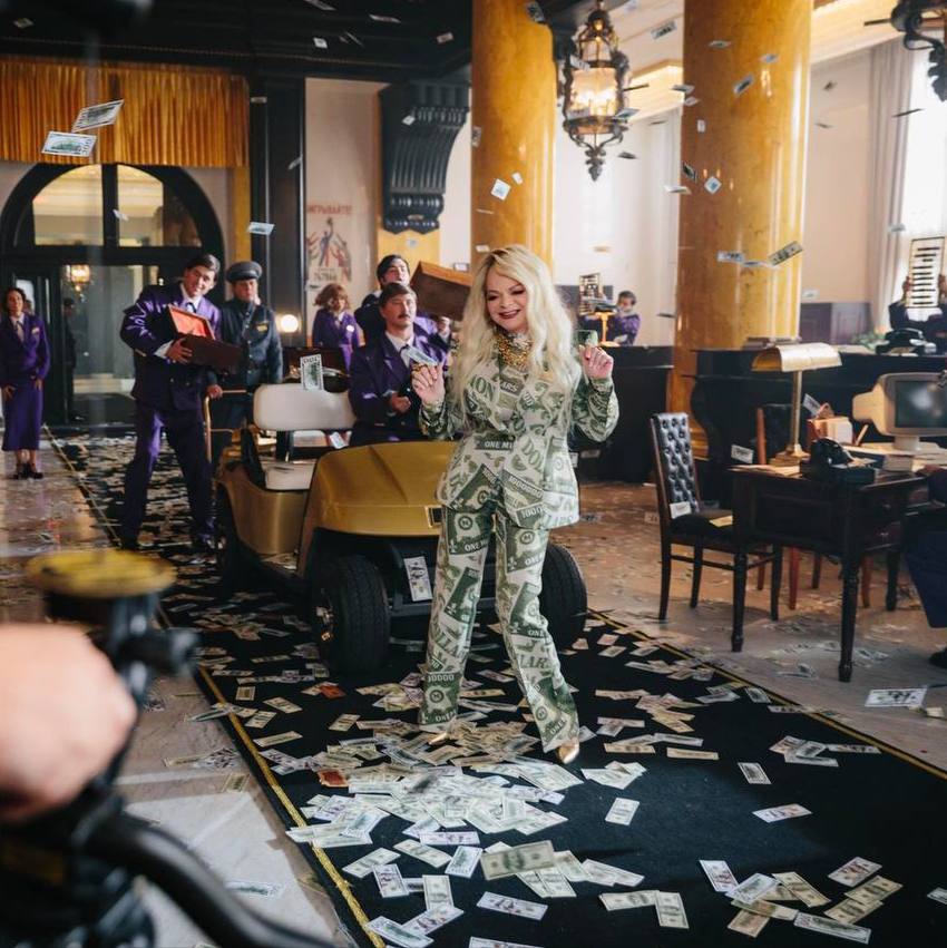 Лариса Долина сыграет жадную миллионершу в новогоднем клипе