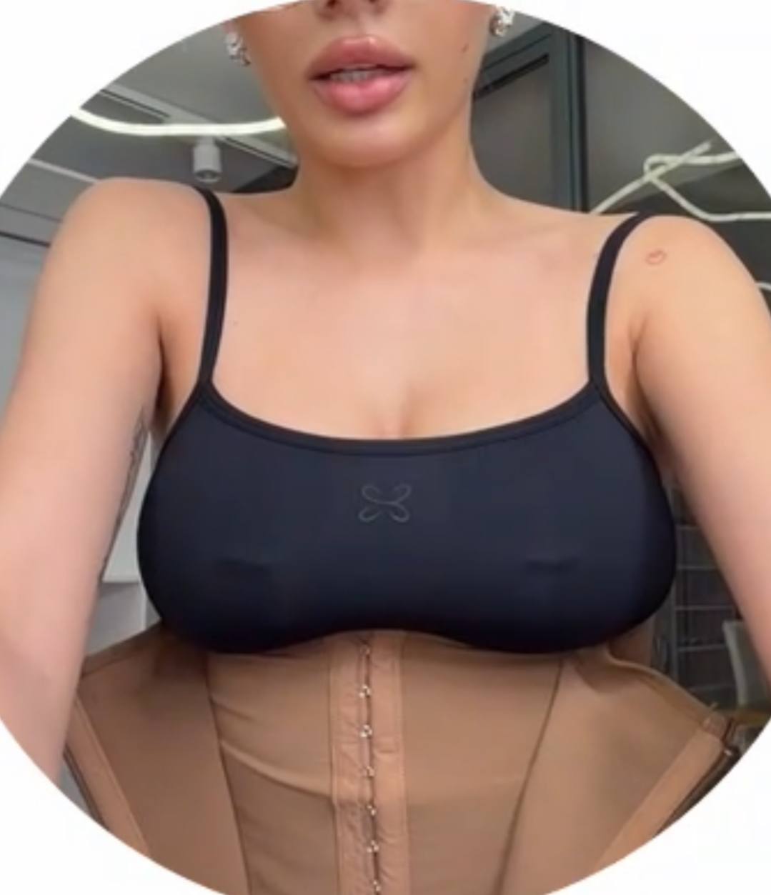 Подписчики заметили что Валя Карнавал сделала пирсинг сосков