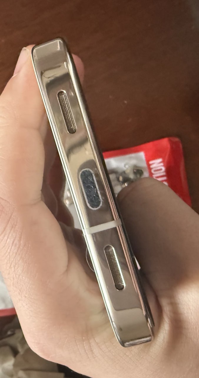 Чел создал самый безопасный смартфон в мире без камер и USB