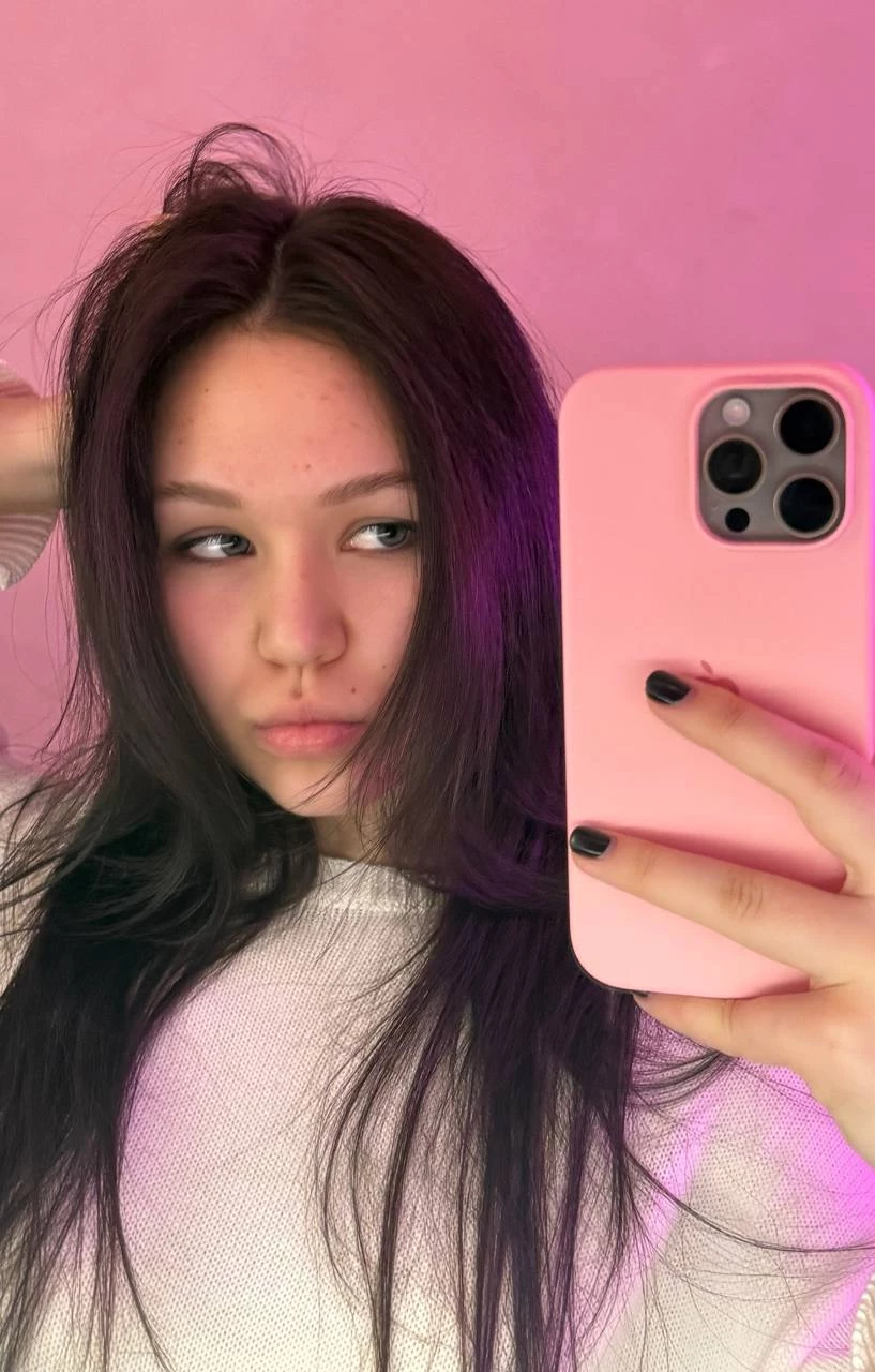 Сестра Инстасамки в 16 лет переехала в Москву с парнем и полностью себя содержит!