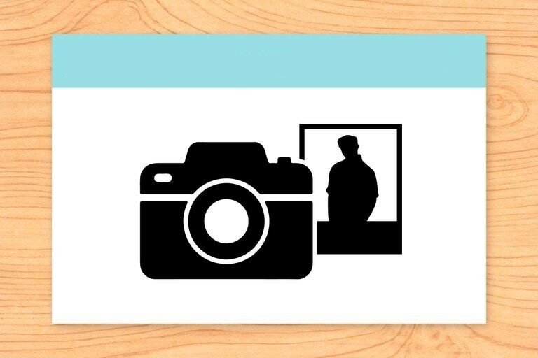Мужчина смотрит на чью-то фотографию. Его друг спрашивает, кто это. Мужчина отвечает: “У меня нет ни братьев, ни сестер. Но отец этого челов - Загадка!