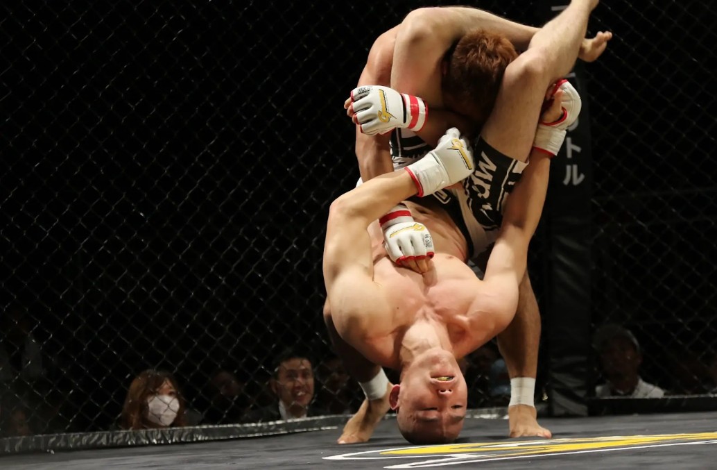 Запрещённые приёмы в ММА: что нельзя делать в октагоне и почему