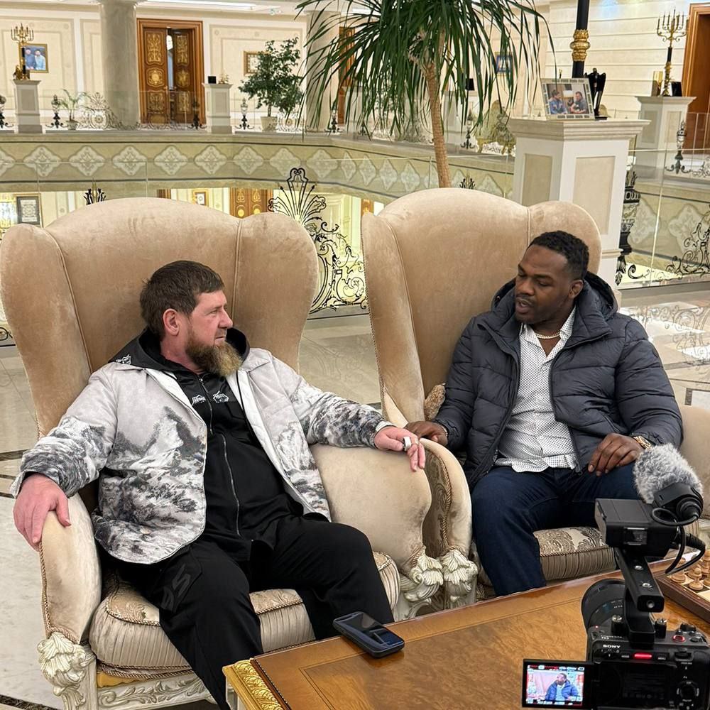 Джон Джонс засветился в Чечне: оружие, пир и намёк на контракт в России