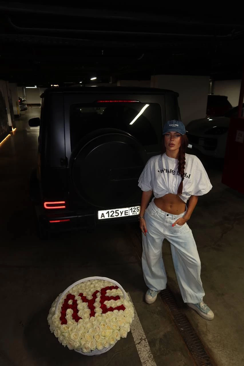 10 суток за букет «АУЕ*»! Олесю Рожкову арестовали в Москве за фото цветов