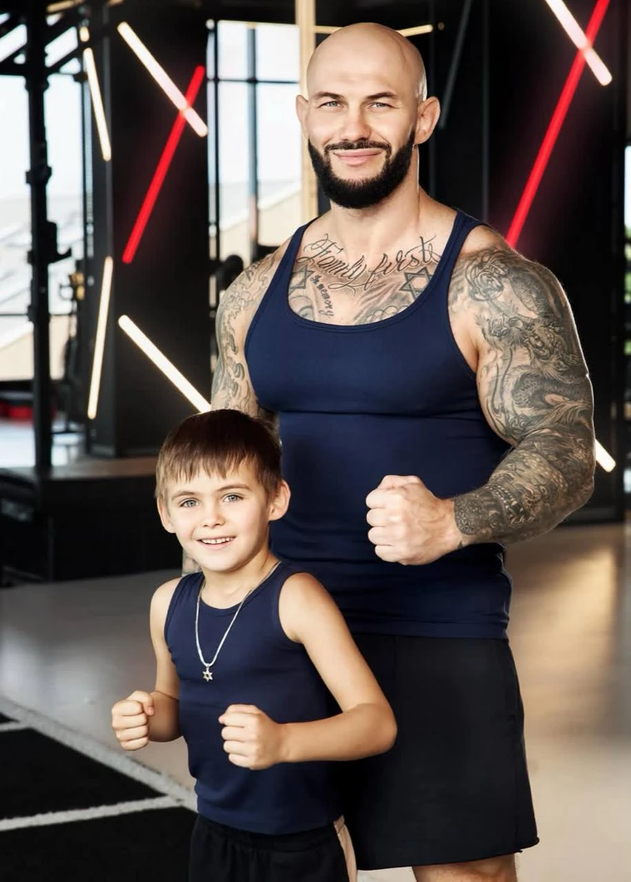 🥊 Джиган показал новую фотосессию с сыном Давидом — в боксёрских перчатках и на фоне ринга