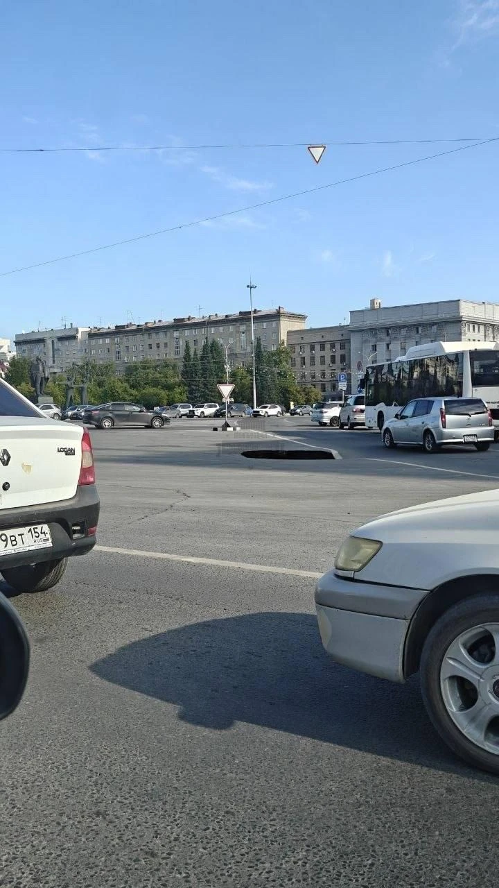 В центре Новосибирска провалился асфальт — огромная яма появилась прямо на площади Ленина
