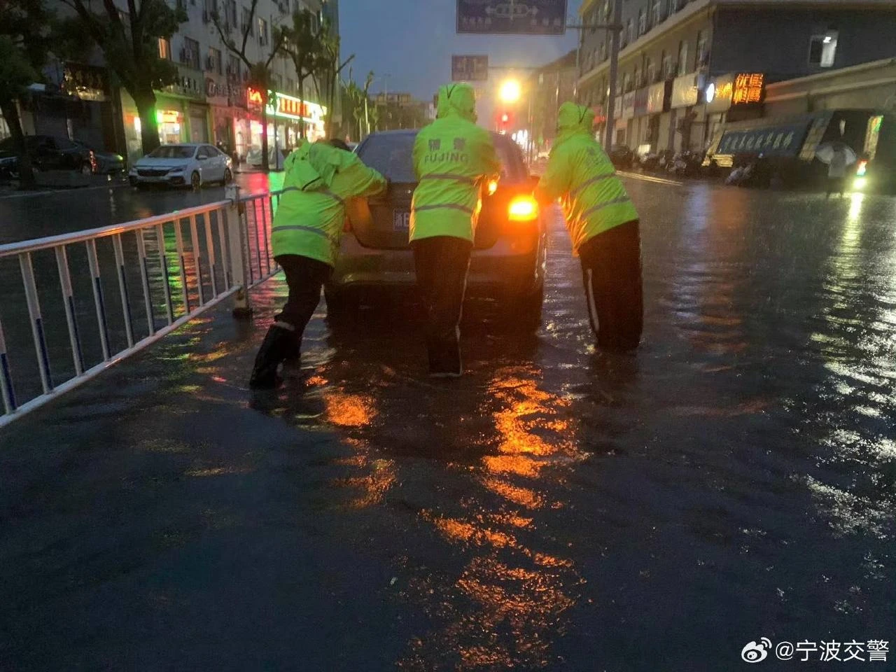 🌪️ Миллион человек эвакуировали в Китае из-за мощного тайфуна «Долфин»