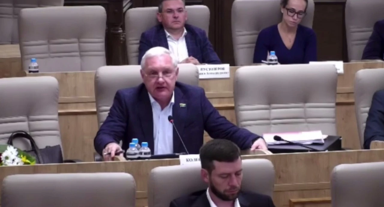 «Убирайте эту порнографию» — депутат предложил вернуть парковку вместо падела в центре Екатеринбурга