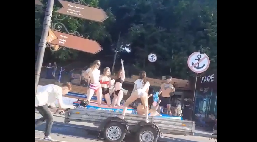 Тиктокер прокатил полуголых девушек на крыше BMW