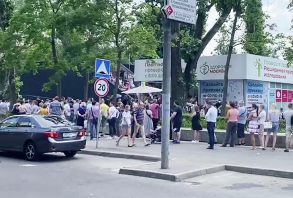 Москвичи, считающие вакцину «Спутник V» опасной, устроили апокалипсис в очередях за «КовиВаком» в 30-градусную жару