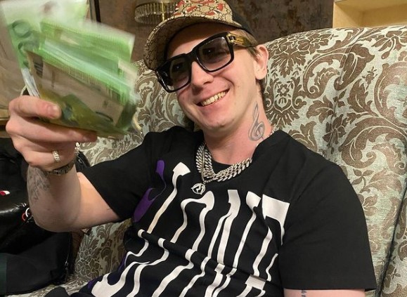 Yung Trappa выпрашивает деньги у доверчивых девочек?