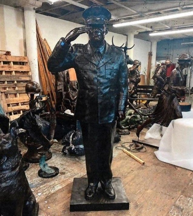 Кадр из новости Во Флориде шериф полиции сделал себе памятник