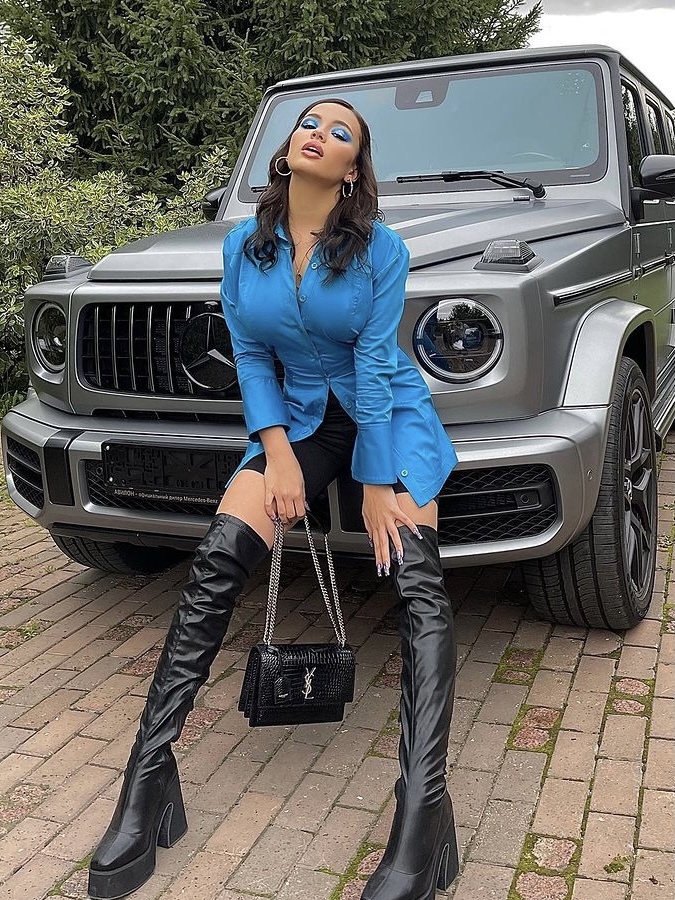 Валя Карнавал и Юля Гаврилина приобрели крутые иномарки