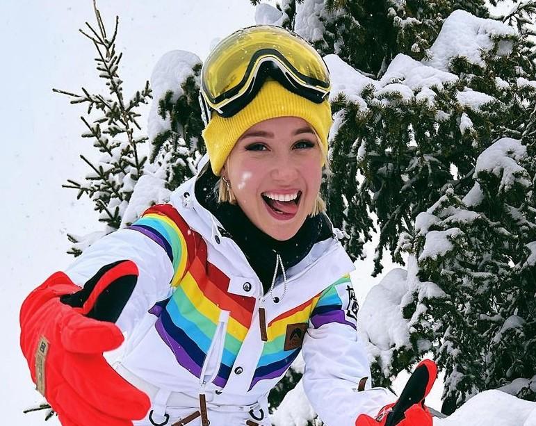 Клава Кока теперь на костылях!