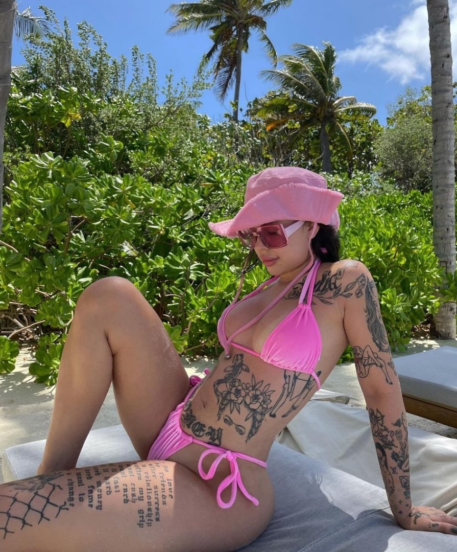 Инстасамка добавила в ЧС Дилару