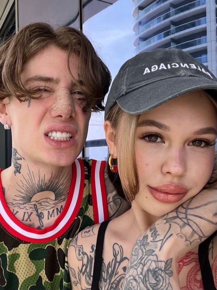 Инстасамка считает, что именно у них с Олегом Манекеном настоящая любовь, в отличие от других пар