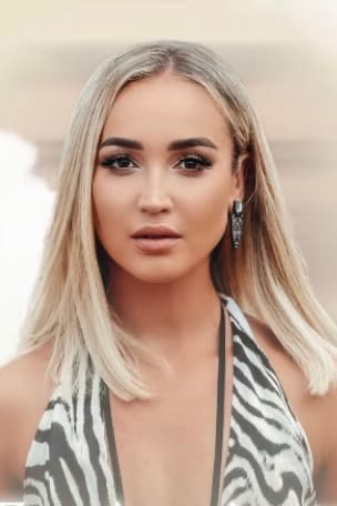 Оля Бузова покрасилась в черный