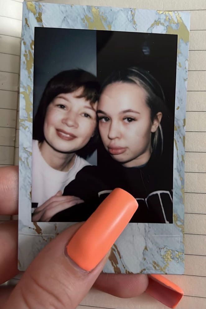 Инстасамка опубликовала архивное фото с мамой