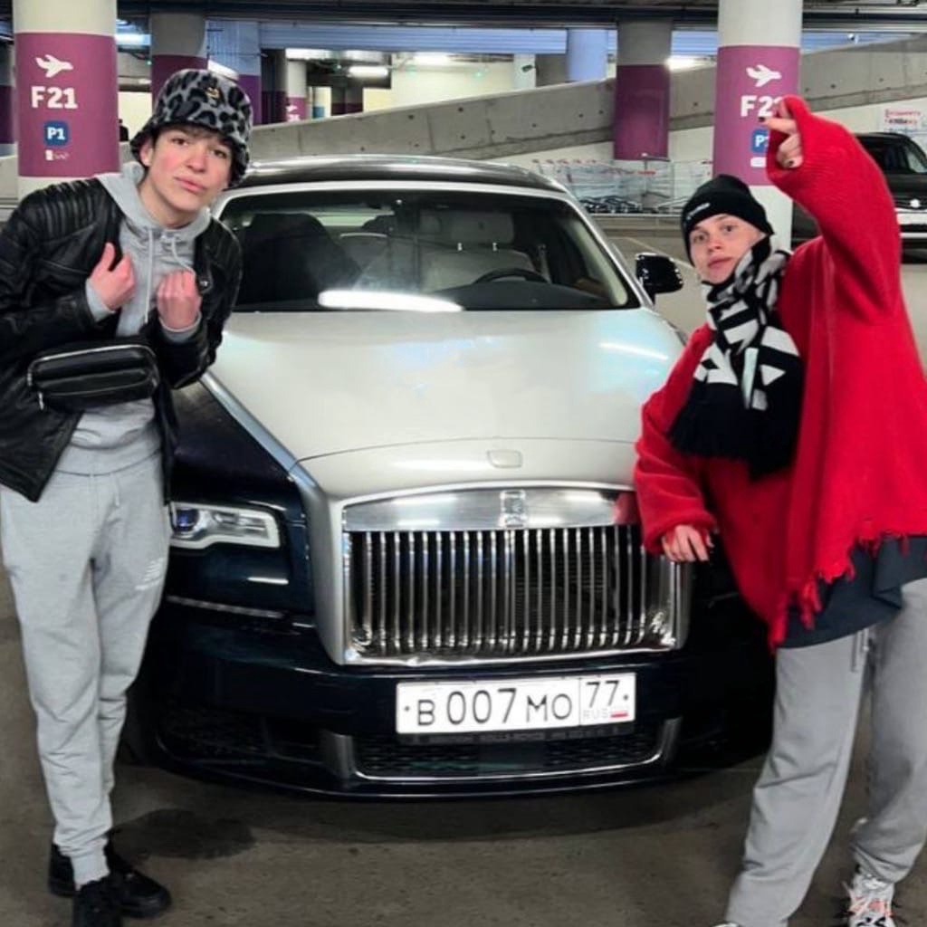 Даня Милохин сделал кадр на фоне тачки Гаврилиной