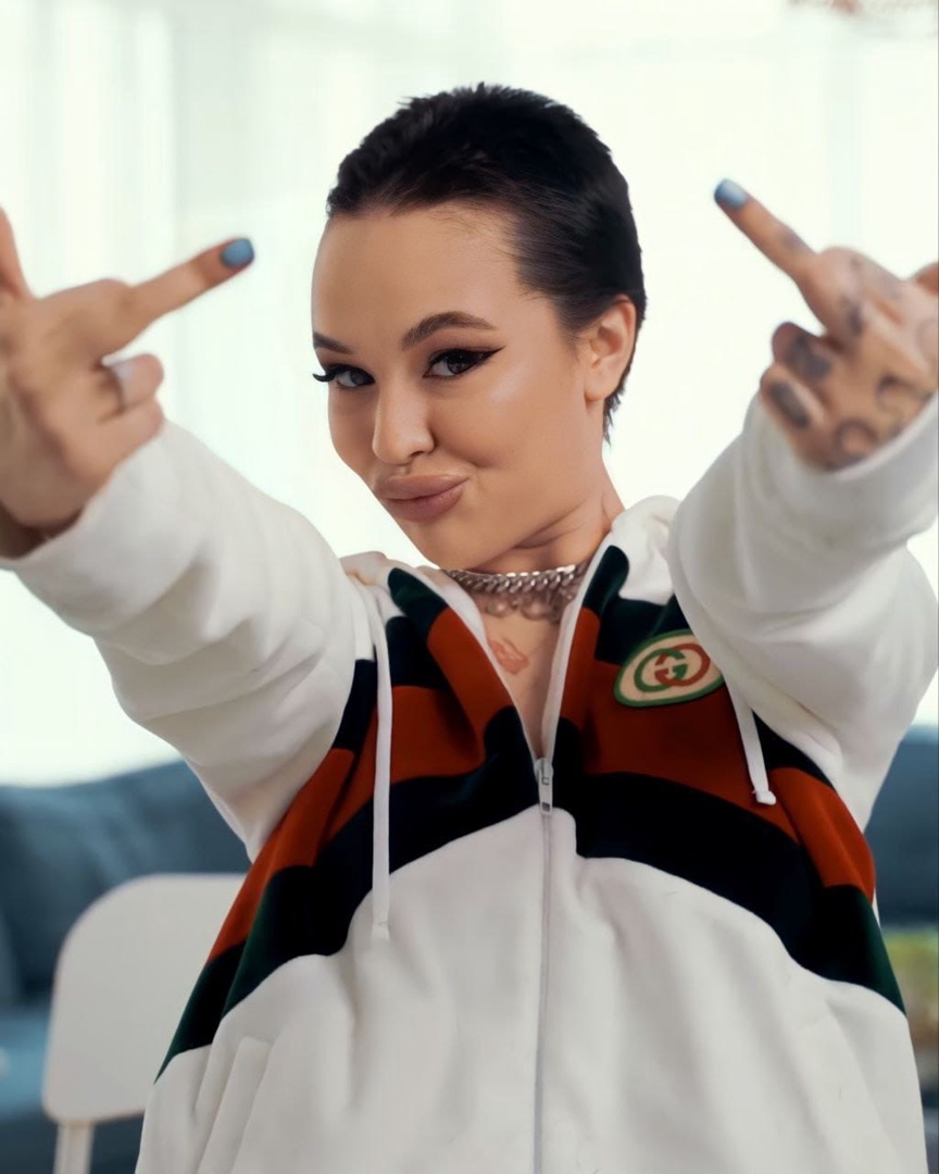 Инстасамка рассказала об истиной причине бритья налысо