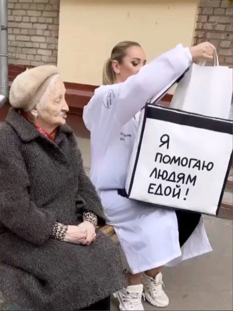 Оля Бузова сама лично развозила еду