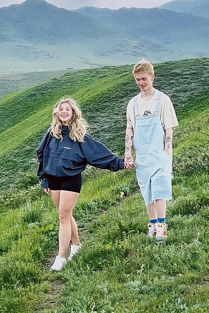 Аня Покров и Даня Милохин посетили казахстанских школьников с сюрпризом