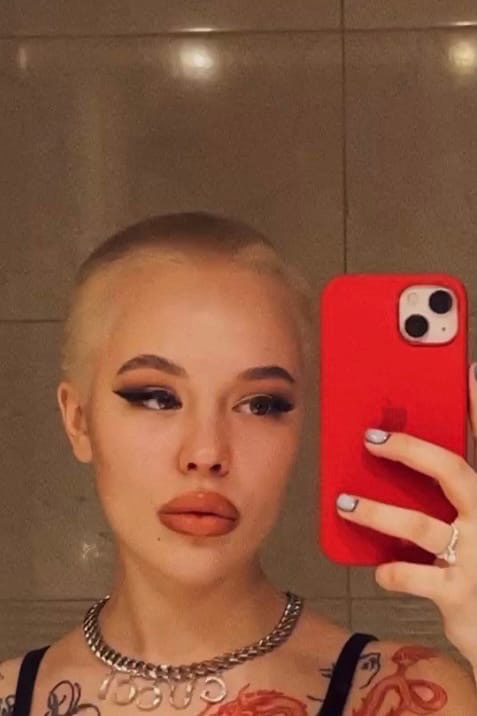 Инстасамка поделилась тем, как к ее лысой прическе отнеслась семья