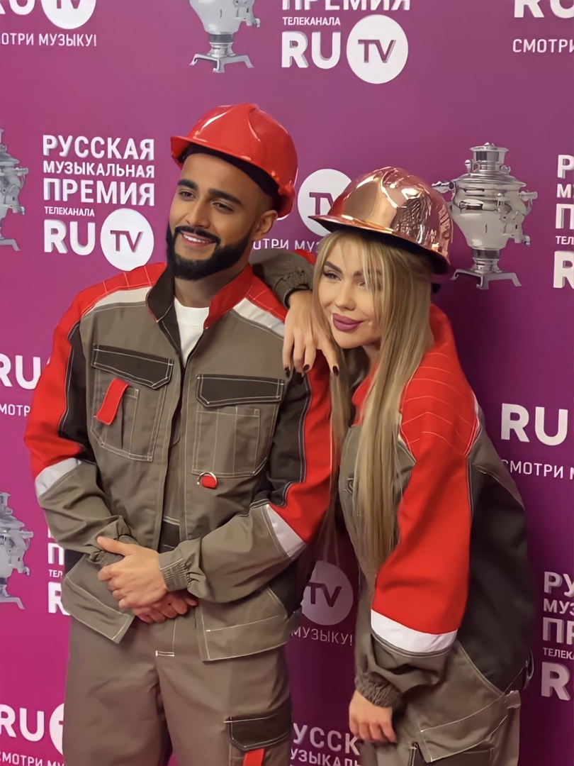 Карина Кросс и Гусейн Гасанов на премии «Ру-ТВ» пришли в костюмах строителей